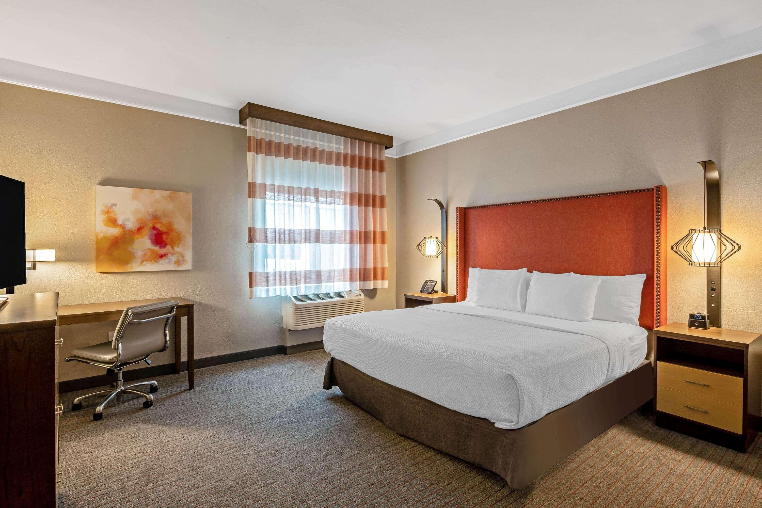 Отель La Quinta By Wyndham San Francisco Airport North - Free Airport Shuttle Юг Сан Франциско Экстерьер фото
