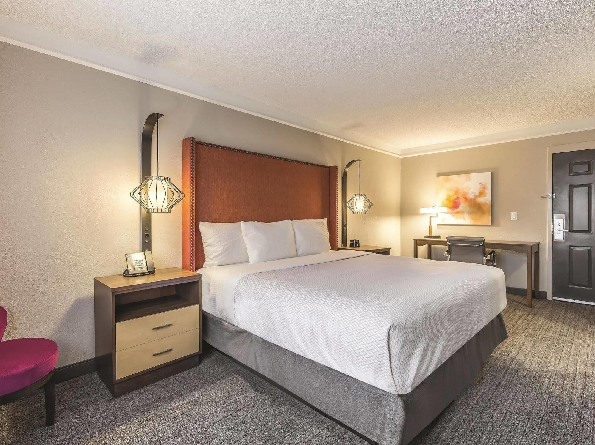 Отель La Quinta By Wyndham San Francisco Airport North - Free Airport Shuttle Юг Сан Франциско Экстерьер фото