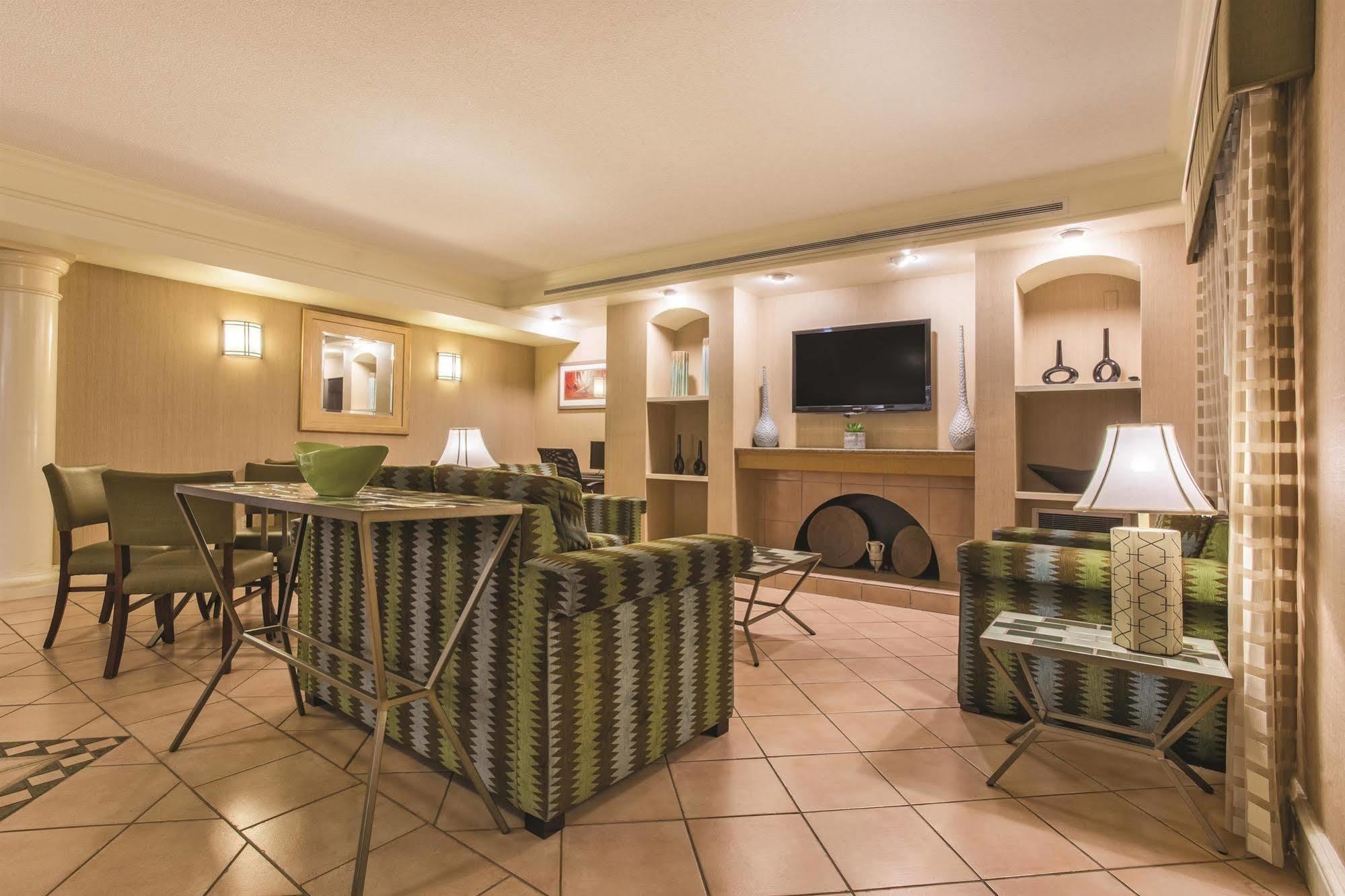 Отель La Quinta By Wyndham San Francisco Airport North - Free Airport Shuttle Юг Сан Франциско Экстерьер фото