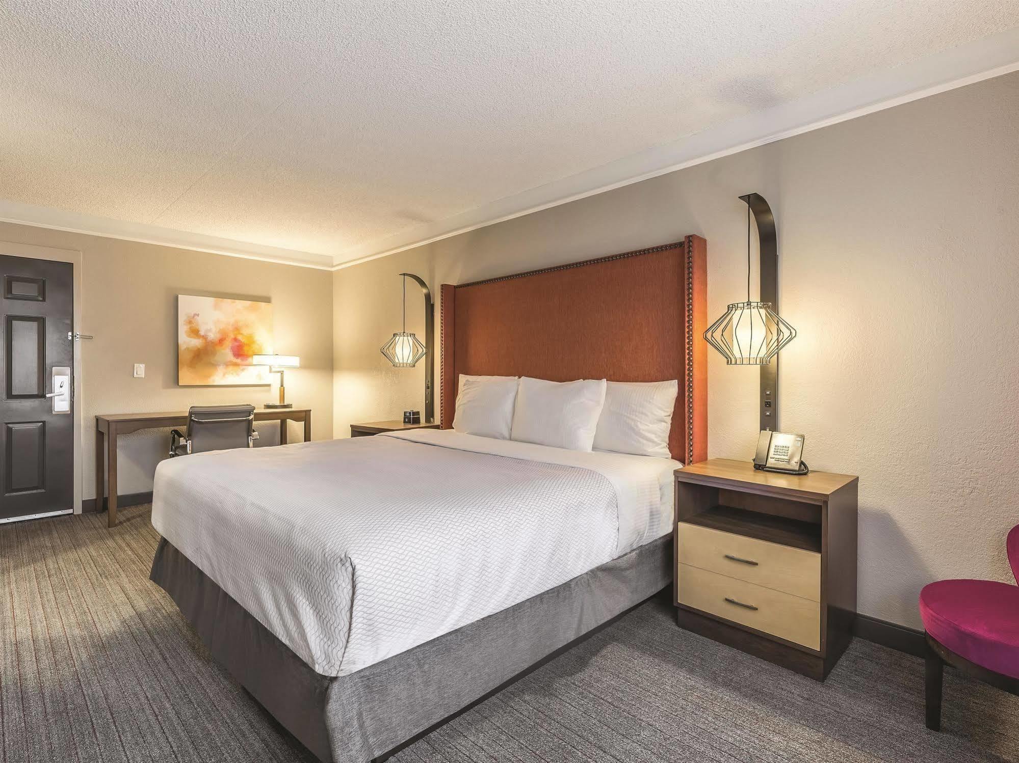 Отель La Quinta By Wyndham San Francisco Airport North - Free Airport Shuttle Юг Сан Франциско Экстерьер фото