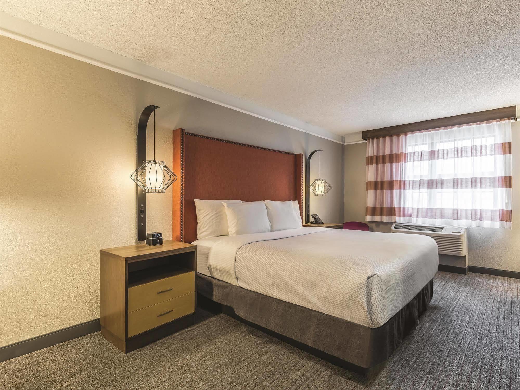 Отель La Quinta By Wyndham San Francisco Airport North - Free Airport Shuttle Юг Сан Франциско Экстерьер фото