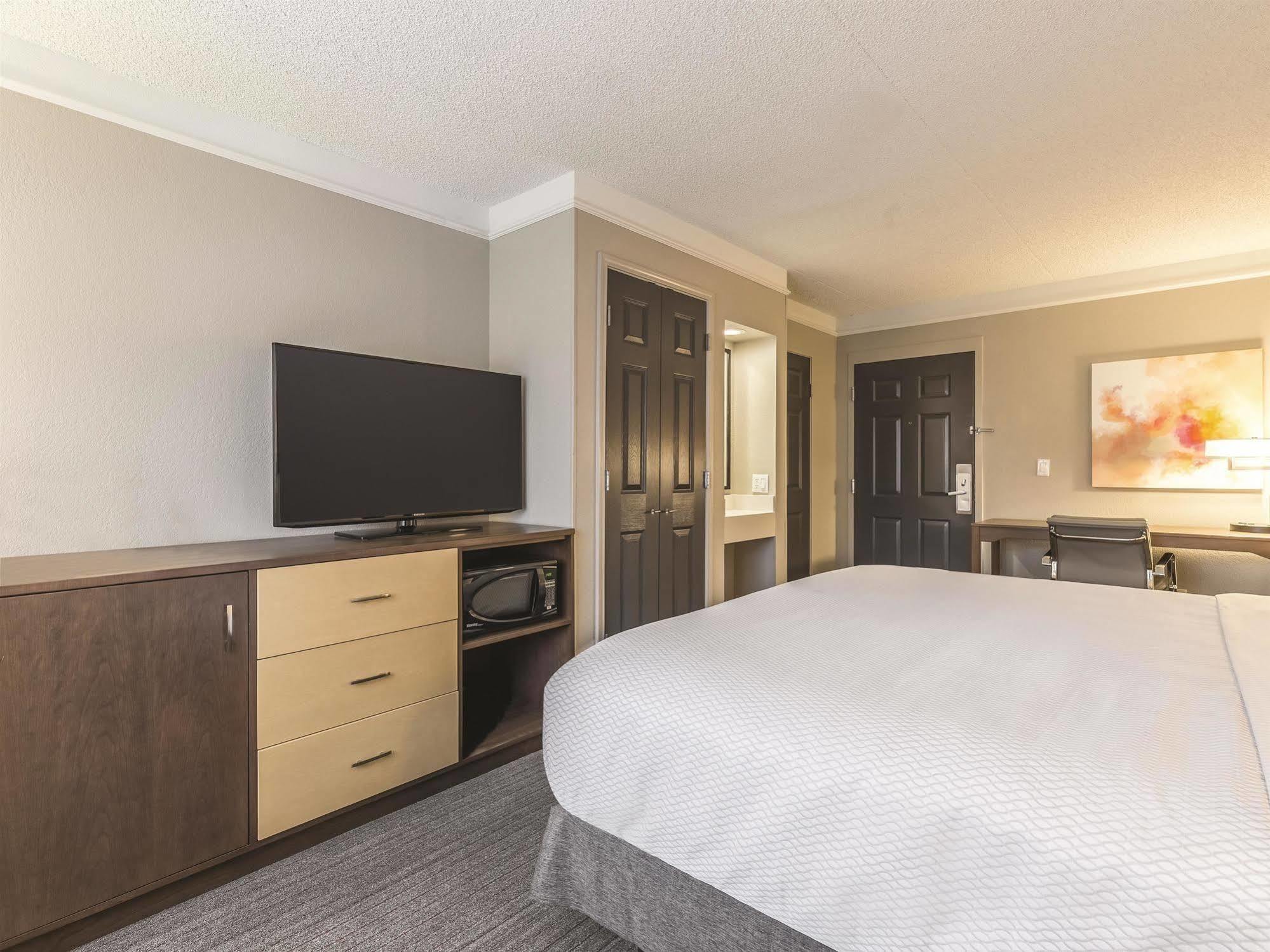 Отель La Quinta By Wyndham San Francisco Airport North - Free Airport Shuttle Юг Сан Франциско Экстерьер фото