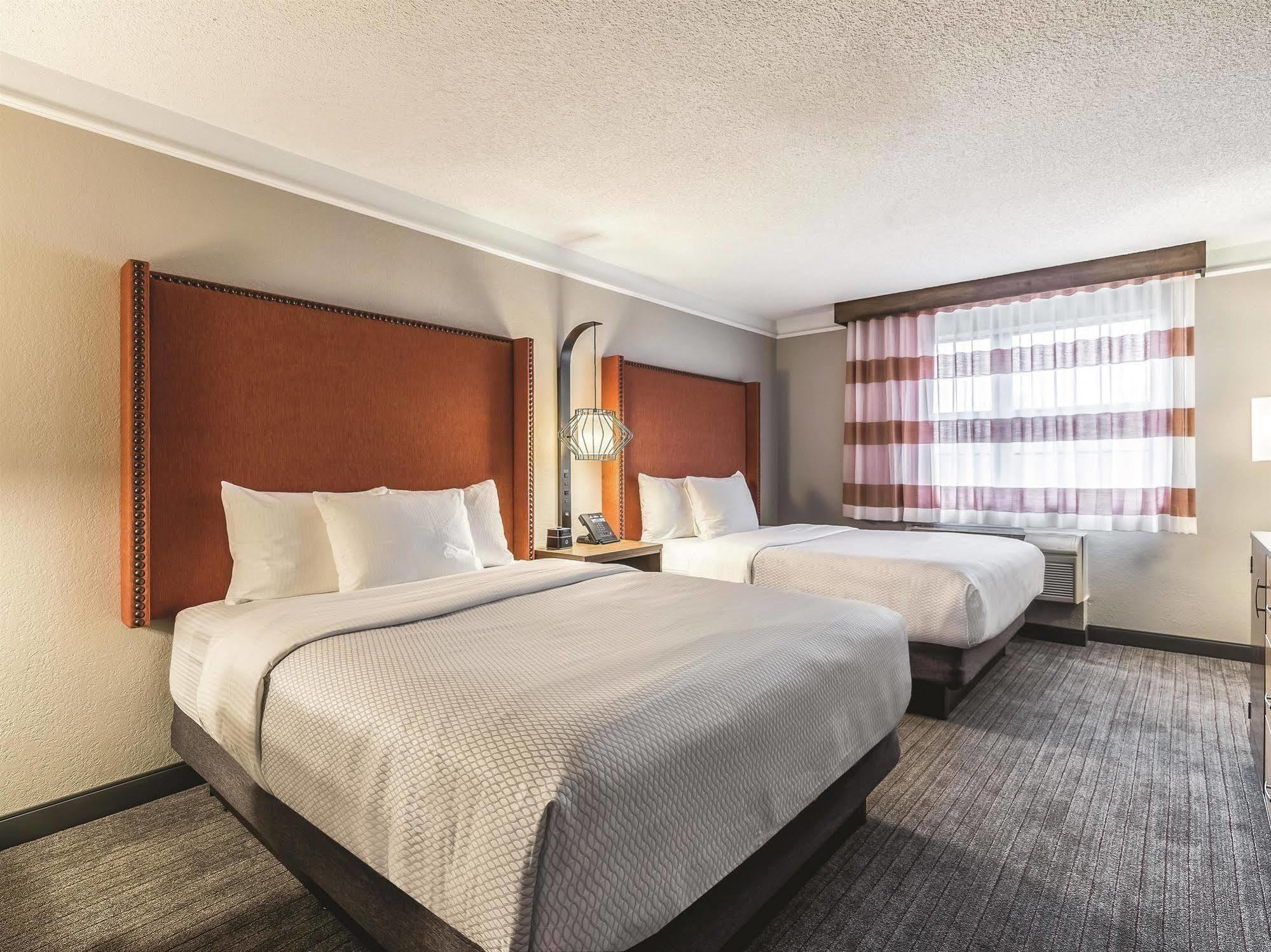 Отель La Quinta By Wyndham San Francisco Airport North - Free Airport Shuttle Юг Сан Франциско Экстерьер фото