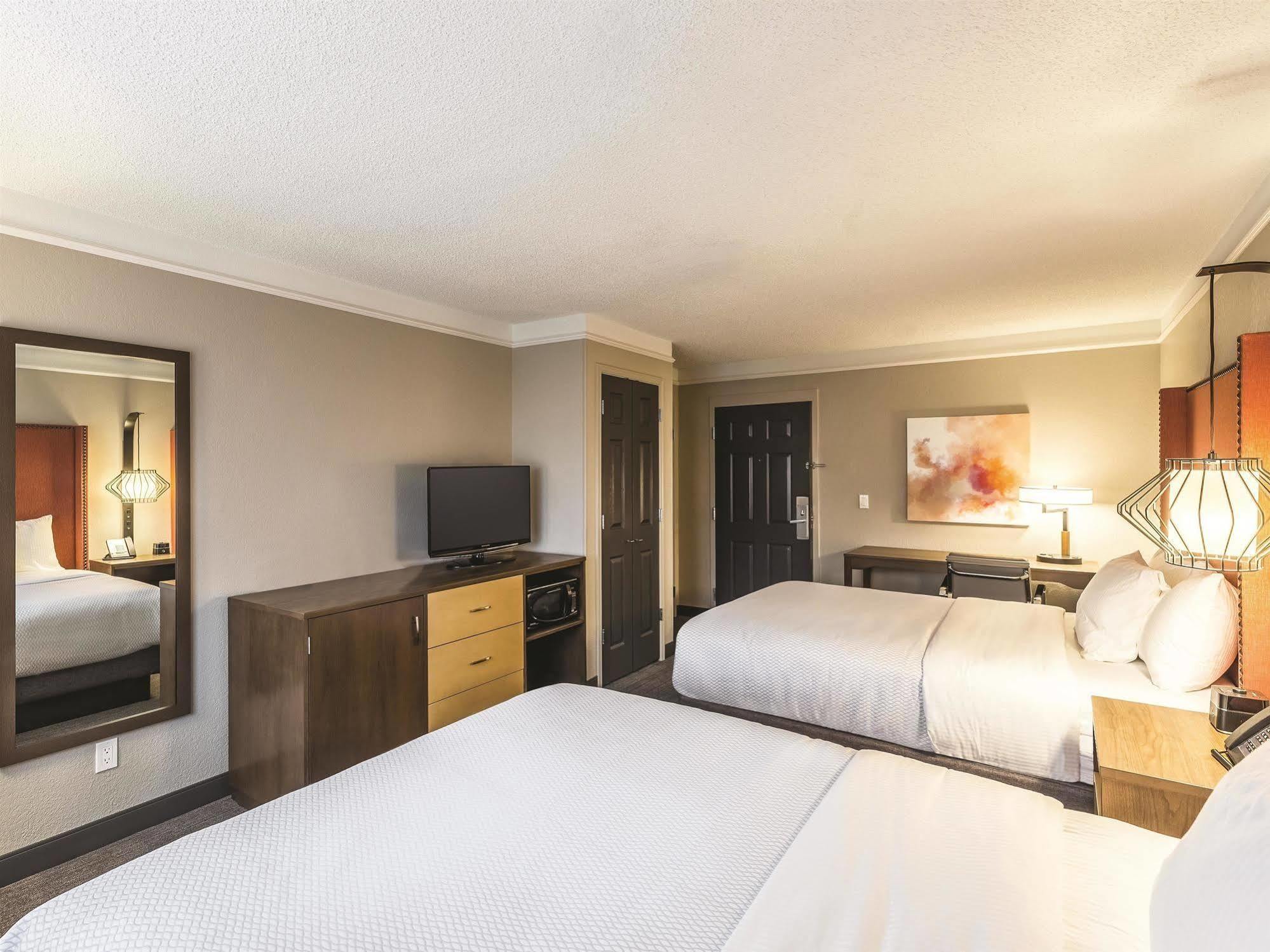 Отель La Quinta By Wyndham San Francisco Airport North - Free Airport Shuttle Юг Сан Франциско Экстерьер фото
